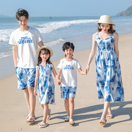 2024新款亲子装沙滩装一家三口四口套装母女中长款连衣裙