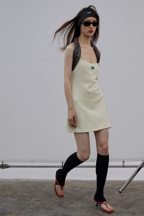TMSstudio 「运动感」肌理针织设计款pu环保皮挂脖纯色短连衣裙