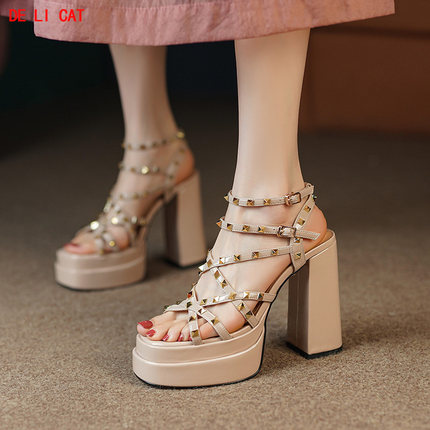 铆钉细带罗马时装凉鞋女2023年新款欧美时尚性感超高跟表演走秀鞋