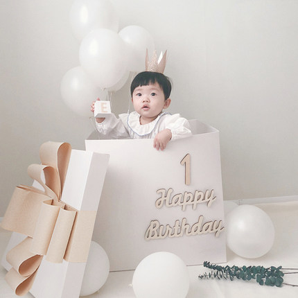 ins风宝宝一周岁生日布置派对气球惊喜盒子木质装饰背景墙场景