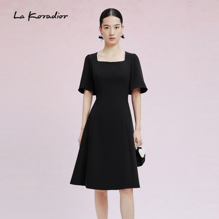 La Koradior拉珂蒂2024年春季新款方领气质修身黑色短袖连衣裙女