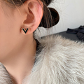 日韩版简约时尚个性V字母黑色白色钛钢镀18K玫瑰金耳钉女耳环钛钢