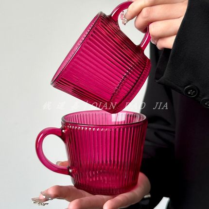 玫红色带把手玻璃杯高颜值家用饮料水杯咖啡杯大口畅饮果汁竖纹杯