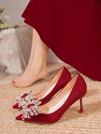 小众婚鞋女秀禾婚纱两穿新娘鞋红色水钻蝴蝶结绸缎中式礼服高跟鞋