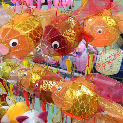中秋节传统工艺手提发光金鱼灯笼儿童礼物铁艺绸布灯会可爱鱼花灯