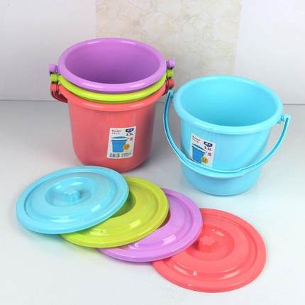 家用手提塑料小桶圆形洗衣桶有盖儿童装水小号彩色小水桶带盖轻巧
