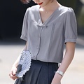 XWI/欣未国风盘扣V领衬衫女夏季优雅气质通勤简约泡泡袖设计上衣