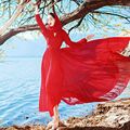 红色连衣裙拍照旅行+旅游