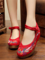 红色布鞋女中国风