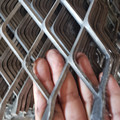 铁丝网围栏钢丝菱形脚踏护栏红漆防锈养殖养鸡焊接网格网片防护网