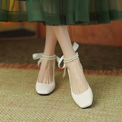 法式珍珠一字带方头蝴蝶结中跟鞋子女春米色伴娘婚鞋仙女粗跟单鞋