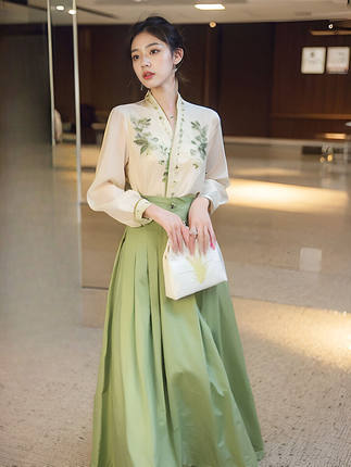 新中式国风套装女时尚盘扣衬衫马面裙两件套气质2024春款新款.