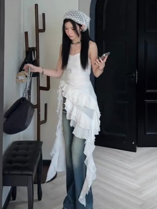 白色木耳边吊带连衣裙女夏季法式气质设计感不规则下摆叠穿长裙子