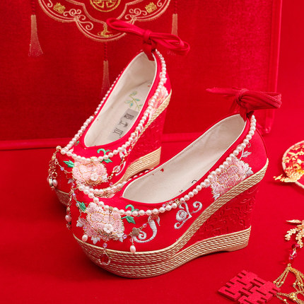 红色婚鞋翘头吊布鞋浅口金伴娘中式凤结婚坡跟珠花单鞋刺绣新娘女