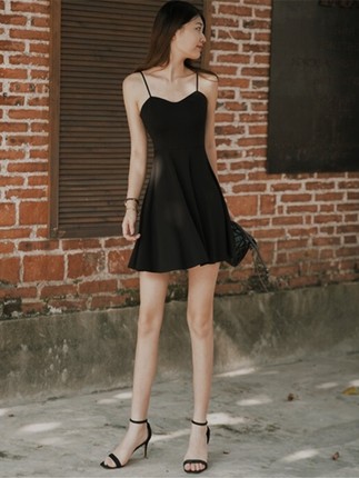 黑色连衣裙2023新款夏季心机小黑裙赫本夜店性感女装吊带短裙超仙