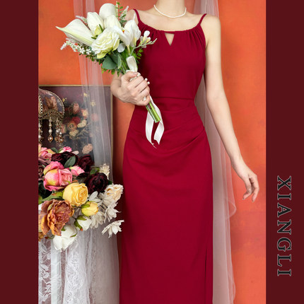 巷里法式复古红色吊带裙夏季镂空显瘦气质露背订婚结婚开叉连衣裙