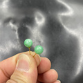 四海玉器 真空电镀镶嵌10m白底青翠玉圆珠耳钉 耳针 阳绿色耳饰