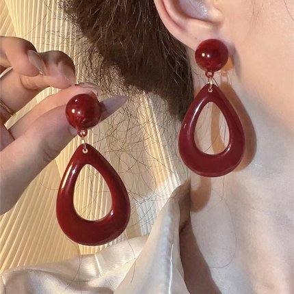 超正的红 显白绝了 法式优雅亚克力复古港风耳夹酒红新年气质耳环