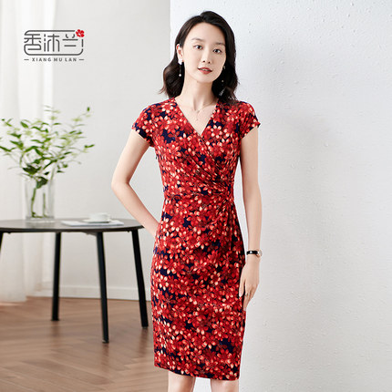 香沐兰2024年夏季V领收腰印花洋气红色大码长裙子休闲短袖连衣裙