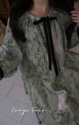 兰奕屋语原创设计 豆沙绿色拼墨绿丝绒肌理连衣裙 浮雕褶皱蝴蝶结